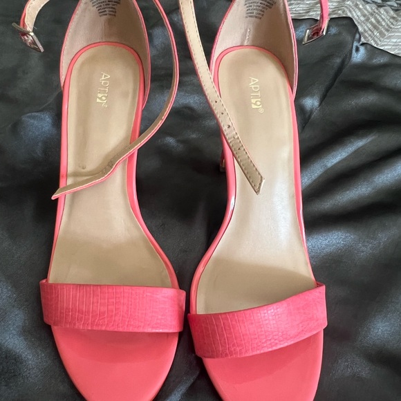 Apt 9 coral sandals - Picture 3 of 3